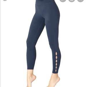 Beyond yoga high waist key hole legging size small